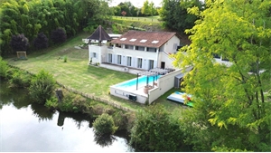 propriete à la vente -   16390  AUBETERRE SUR DRONNE, surface 162 m2 vente propriete - UBI474091979